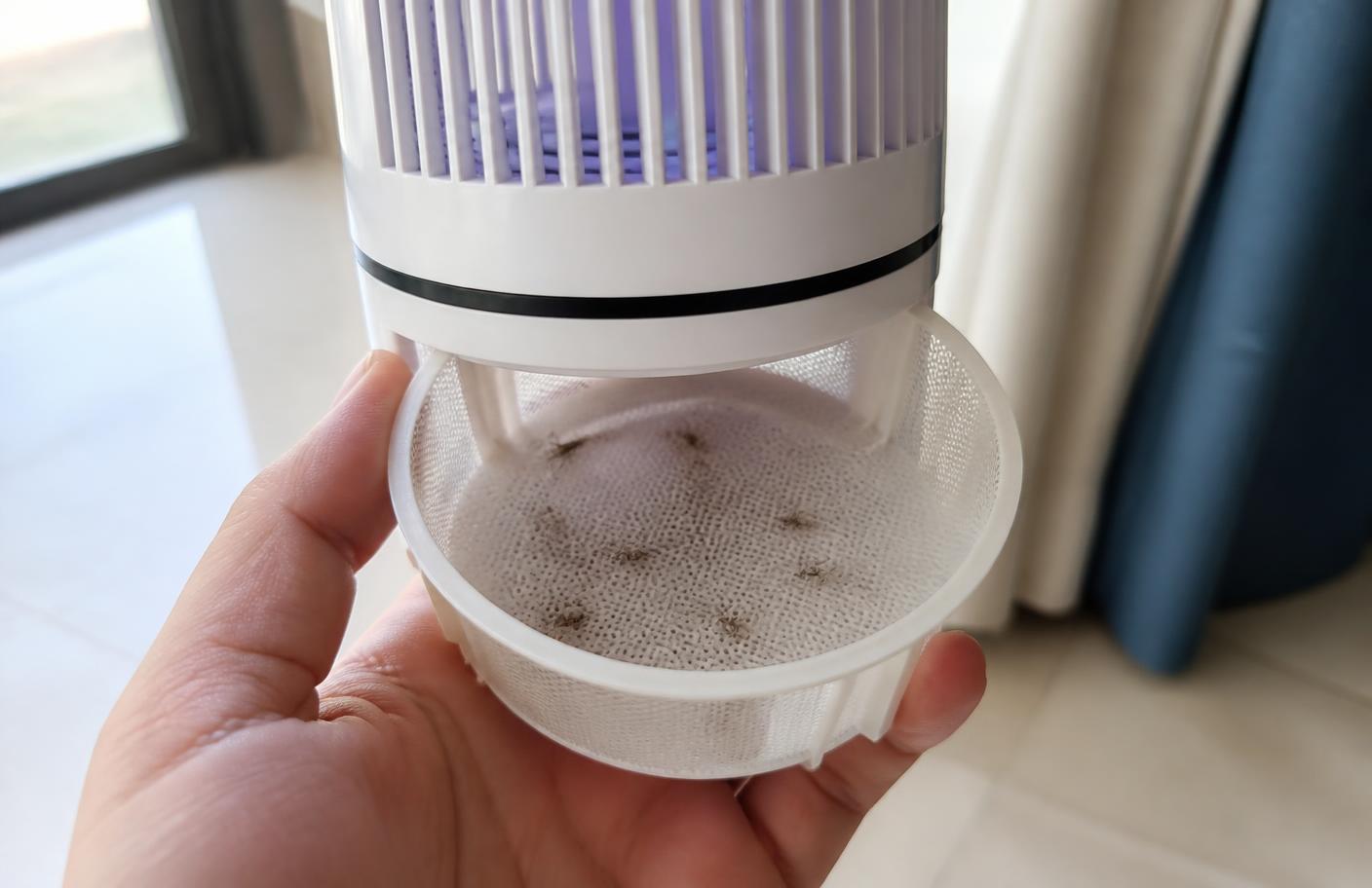 Cestita extraíble del Mosquitron con varios mosquitos capturados en su interior